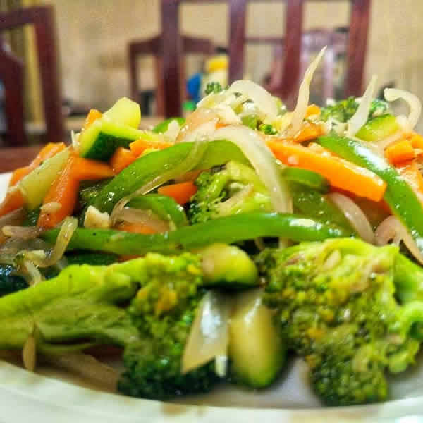 Salad : Raw vegetable salad, Niçoise salad, Chef’s salad, Avocado and shrimp salad, Mexican salad, Caesar salad